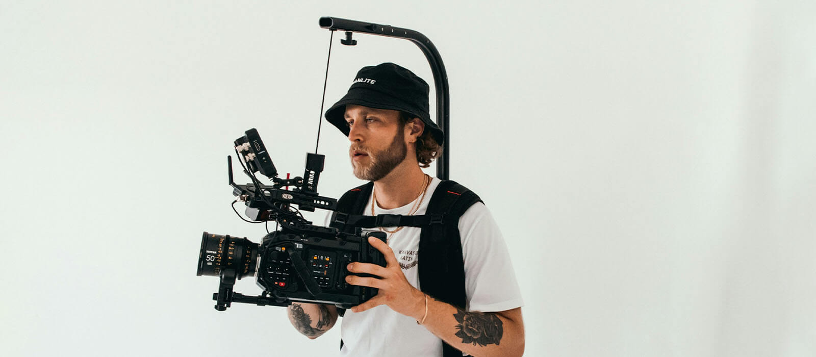 Fasten the camera with a handle or a strap